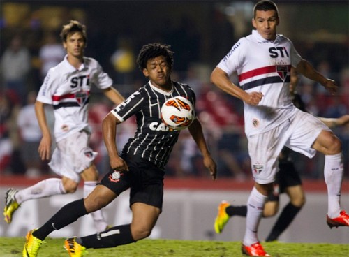 A última Recopa disputada pelo Tricolor, em 2013, teve gosto amargo. Em clássico com o rival Corinthians, perdeu por 2 a 1 no Morumbi e 2 a 0 no Pacaembu.