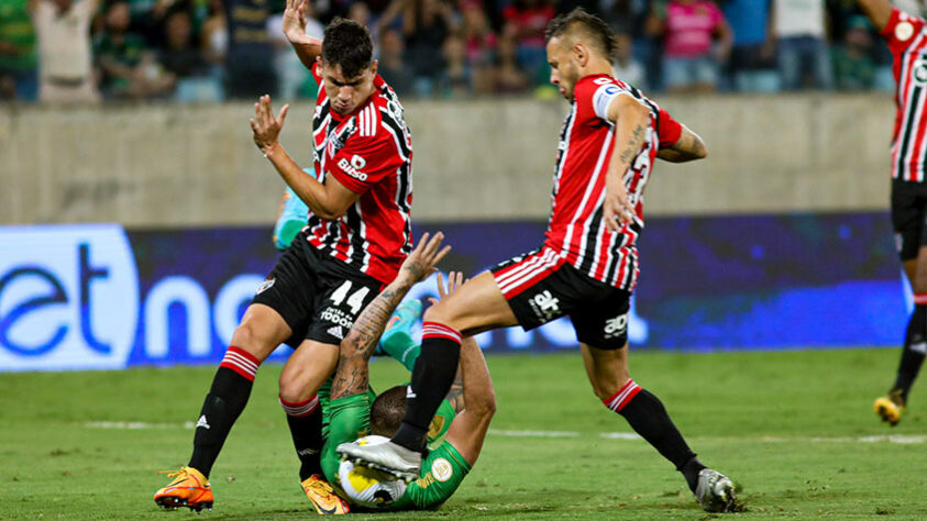 O São Paulo jogou mal contra o Cuiabá, saiu atrás do placar logo no comecinho do confronto na Arena Pantanal, mas buscou o empate, apesar de estar com um jogador a menos - Welington foi expulso no início do segundo tempo. O resultado de 1 a 1 não foi bom para nehuma das equipes, que estão próximas do Z4. O Tricolor não vence há três jogos no Campeonato Brasileiro, e está na 14ª posição, enquanto o Dourado deixou a degola e é o 15º. Veja as notas (por Rafaela Cardoso)