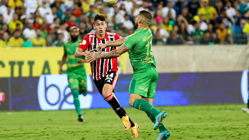 Cuiabá - Sobe - Deyverson, ao marcar de pênalti, e André Luís, principal destaque do Dourado foram bem. Desce - O time, apesar de estar com um a mais e em melhor momento, vacilou e cedeu o empate ao São Paulo.