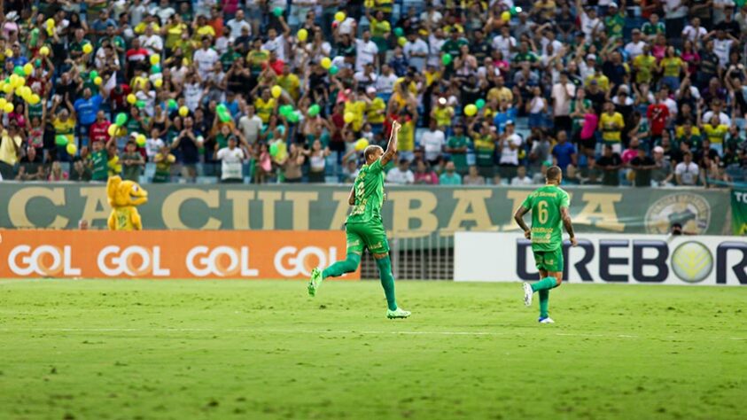 17º lugar: CUIABÁ (30 pontos) - 29 jogos - Libertadores: 0.26% / Sul-Americana: 21.9% / Rebaixamento: 42.7%
