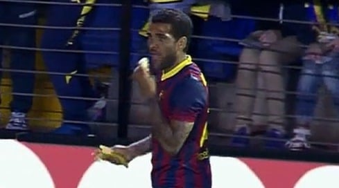 Daniel Alves - Em 2014, o lateral-direito viu uma banana ser atirada em campo durante duelo entre Barcelona e Villarrreal. O jogador não fez por menos: pegou a banana e começou a comer.