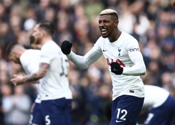 O mais jovem da lista, o lateral-direito ainda terá tempo de quebrar este tabu. No entanto, é um dos jogadores que pertencem ao Tottenham e, assim como Kane, ainda busca sua primeira conquista na carreira. O brasileiro até ganhou um torneio com a camisa amarelinha nas categorias base (Toulon, em 2019), quando ainda era jogador do Atlético-MG, mas ainda não teve sucesso no profissional. Após deixar o Galo, transferiu-se para a Europa. Teve uma passagem relâmpago pelo Barcelona, jogou durante duas temporadas no Betis e desembarcou em Londres em 2021. Mesmo já tendo passado por cinco clubes ao longo da carreira (também defendeu a Ponte Preta), Emerson Royal ainda não foi campeão de nenhum campeonato ou copa.