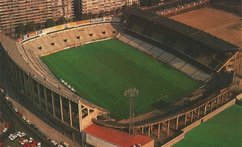 Estadi de Sarrià - Famoso pela eliminação brasileira, contra a Itália, na Copa do Mundo de 1982, num episódio que ficou conhecido como "Desaste de Sarrià", o local era utilizado pelo Espanyol. O estádio acabou sendo demolido após o clube vender, por causa de dívidas, o terreno para uma construtora.