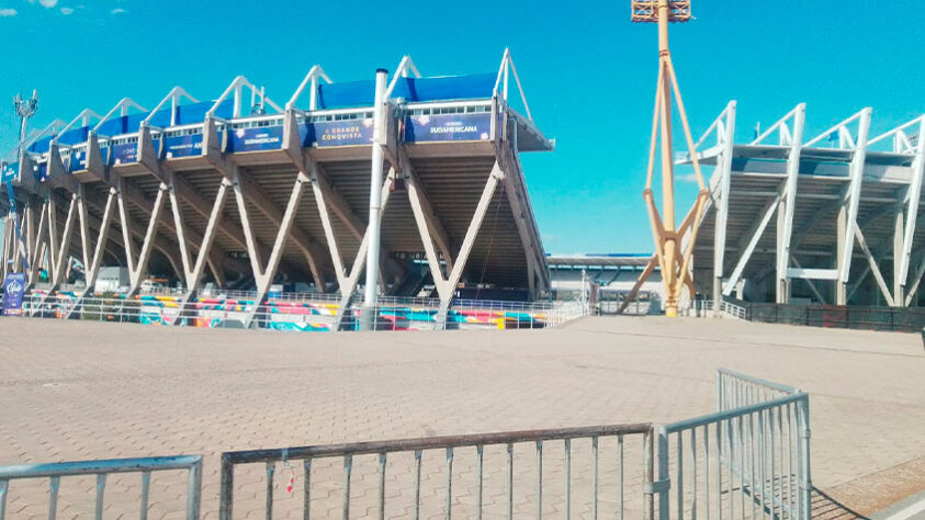 Inicialmente chamado de Chateau Carreras, por conta do bairro onde está localizado, o estádio de Córdoba é mais uma obra impulsionada pela então ditadura militar argentina para a Copa do Mundo de 1978, realizada no país. Desde 2011 ele leva o nome do maior ídolo local do futebol: Mário Kempes, justamente o artilheiro daquele Mundial. O LANCE! visitou a praça esportiva mais famosa de Córdoba e te mostra tudo. Por Rafael Ribeiro (enviado especial a Córdoba)