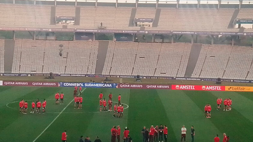 As arquibancadas centrais, com o time do São Paulo fazendo o reconhecimento à frente.