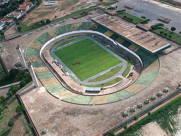 Estádio José Fragelli - Foi um estádio de futebol de Cuiabá, estado do Mato Grosso, que atendia a vários times do estado. Sua estrutura foi demolida em 2010 para dar lugar à Arena Pantanal, um novo estádio para ser utilizado na Copa de 2014. Os jogos de maior importância do local foram quatro amistosos da Seleção Brasileira.