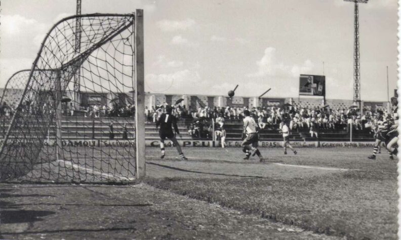 Estádio Roberto Gomes Pedrosa - Construído pelos torcedores do XV de Piracicaba, recebeu grandes times do estado em suas instalações. Apelidado como "Robertão, panela de pressão", o local foi demolidado anos mais tardes e, no terreno, existe um hipermercado.