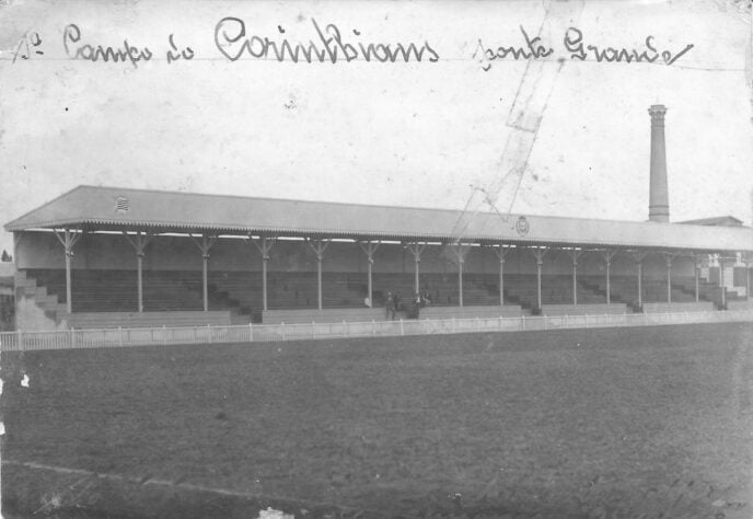Estádio da Ponte Grande - Foi o primeiro estádio do Corinthians, entre 1918 e 1927. No local, o Timão conquistou o tricampeonato estadual de 1922, 1923 e 1924. Foram 102 jogos do clube no local. O estádio foi demolido em 1937.