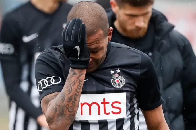 Everton Luiz - O meio-campista brasileiro jogava, em 2020, no Partizan Belgrado, da Sérvia. Em duelo com o Rad Belgrado pelo campeonato nacional do país, os torcedores rivais faziam sons de macaco cada vez que ele pegava na bola. O jogador deixou o estádio chorando.