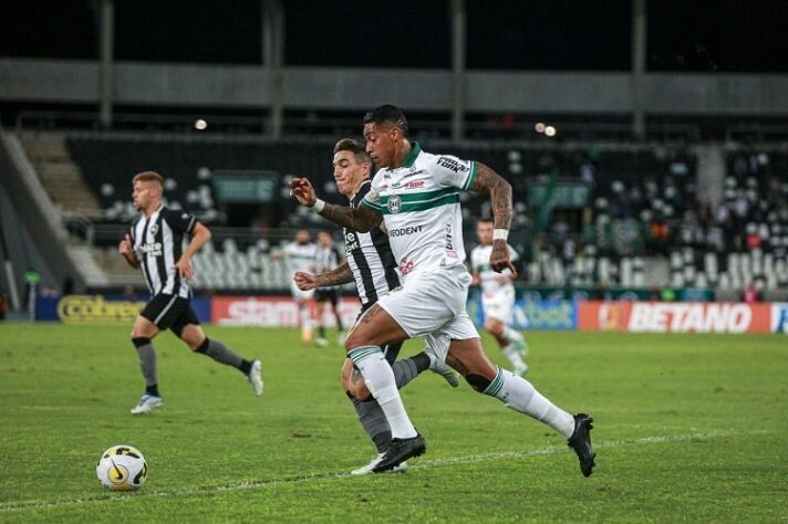 CORITIBA: Sobe - Alef Manga deu trabalho para o lado direito do Botafogo. Saravia teve que suar para brecar as investidas do atacante, que criou boas chances de balançar a rede | Desce - o time ficou muito recuado, o que proporcionou chances ao Alvinegro.