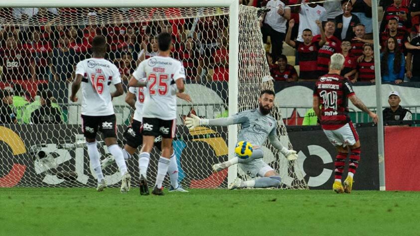 O que poderia se esperar do São Paulo nesta noite? Abafa logo cedo? Teve. Boas chances de ataque? Teve. Mas também tiveram erros e cansaço. Em um esquema tudo ou nada, o técnico Rogério Ceni viu algumas peças confiáveis decepcionarem e outras falharem, como no lance do gol flamenguista, que culminou na derrota por 1 a 0 pela Copa do Brasil no Maracanã. Confira as notas do Tricolor (por Rafael Ribeiro)