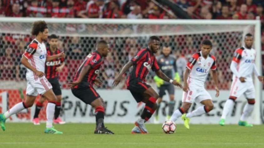 Não será a primeira vez que Flamengo e Athletico-PR se enfrentam na Libertadores. Em 2017, ambos ficaram no mesmo grupo e duelaram duas vezes, com uma vitória para cada lado (ambas por 2 a 1). 