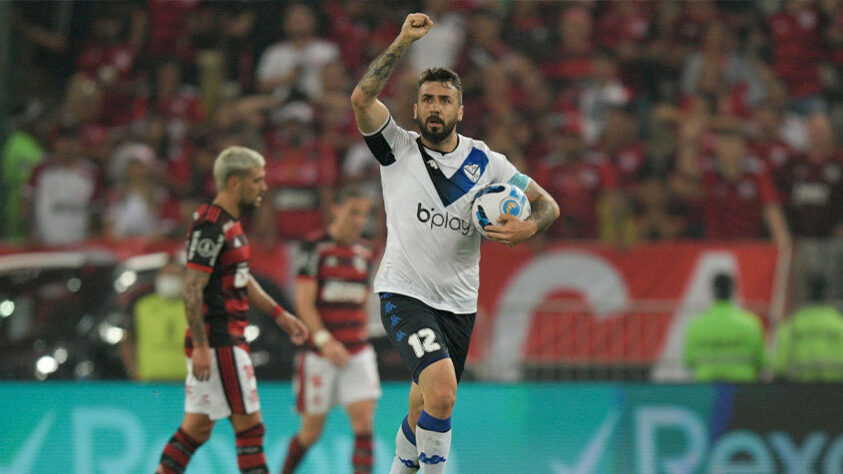 VÉLEZ- SOBE: o Vélez começou bem em investidas nos contra-ataques e foi premiado com o gol de Pratto. DESCE: a equipe de Cacique Medina não teve gás para acompanhar o ritmo de jogo do Flamengo e sucumbiu no segundo tempo, sendo facilmente dominado. 