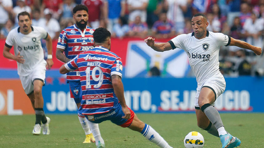 FORTALEZA | SOBE - Pressionou bem o Botafogo no 2° tempo, adquirindo bastante volume no campo de ataque. DESCE - Foi dominado no 1° tempo, o que foi determinante para o resultado.