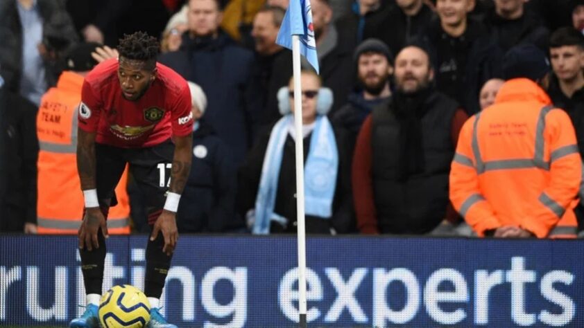 Fred - No clássico entre Manchester United e Manchester City, em 2019, o volante dos Red Devils foi bater um escanteio próximo à torcida rival, que atirou objetos e foi flagrado um homem fazendo gestos de macaco para o jogador. 