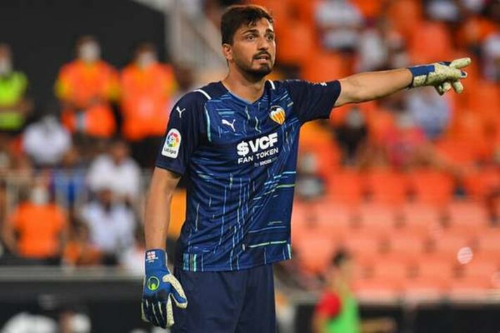 FECHADO - O Valencia anunciou a renovação de contrato do goleiro Giorgi Mamardashvili. Com a prorrogação do vínculo, o goleiro de 21 anos permanece no clube até 2027 e com uma multa de 100 milhões de euros (R$ 520 milhões).