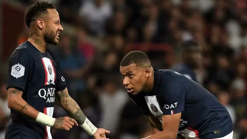 O relacionamento entre Neymar e Mbappé parecia em paz, mas parece que o clima voltou a esquentar em Paris. O jornal L'Équipe destacou no dia 29 de setembro que existe uma tensão entre os astros do PSG. Ambos não buscam conflito dentro do clube, mas estão mais distantes em relação aos últimos anos. De um lado, Mbappé não se incomodaria com uma possível saída de Neymar. Do outro lado, o brasileiro se sente incomodado com o status de "dono do time" dado ao camisa 7.