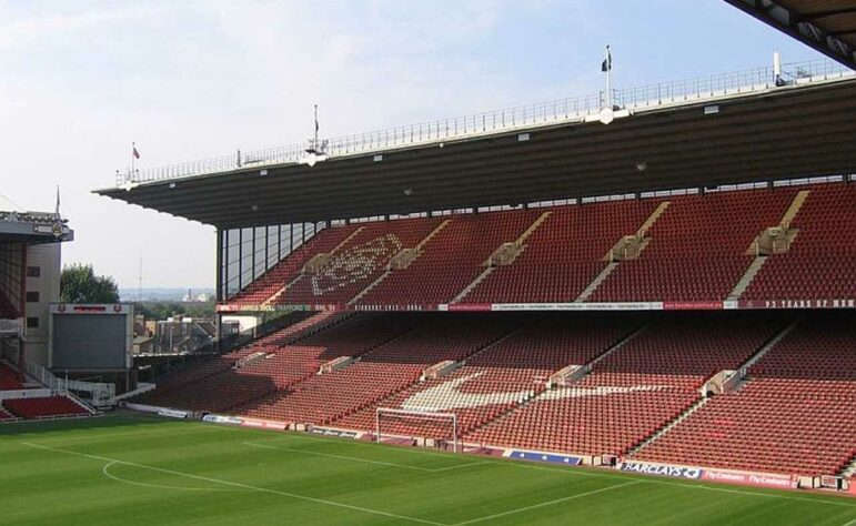 Arsenal Stadium - Conhecico como Highbury, o estádio foi a casa do Arsenal por mais de 90 anos. O estádio foi demolido e o time se mudou para o Emirates Stadium.