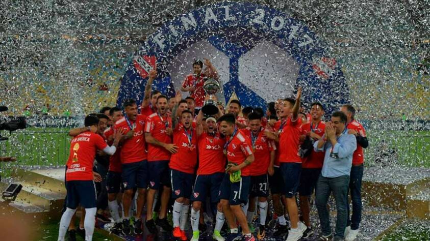 O Independiente, da Argentina, sete vezes campeão da Libertadores, o maior recordista até hoje, passa pela pior crise de sua história. As dívidas do clube são estimadas em US$ 25 milhões (cerca de R$ 123,3 milhões na cotação atual), e perto da falência. Há pedidos de penhoras e cessão de terrenos que possam pagar suas contas. No entanto, as atividades esportivas seguem enquanto os valores são negociados e acertados. Confira outros clubes que fecharam as portas por questões econômicas, resultando no retorno ou não para os gramados posteriormente.