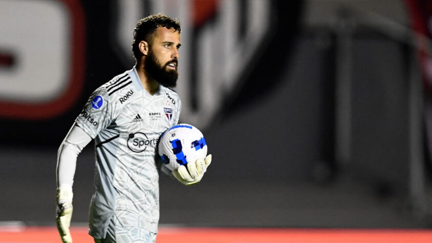 ESQUENTOU - A barca de saídas do São Paulo para a próxima temporada começa a ser preenchida. O LANCE! apurou nesta terça-feira (18) que um dos nomes a deixar o Tricolor em 2023 é o do goleiro Jandrei, que está sendo oferecido por empresários a clubes do futebol italiano.