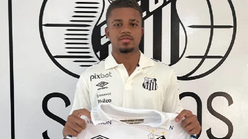 FECHADO - O Santos anunciou renovação do lateral-esquerdo Kevyson, de 18 anos. O jogador chegou para as categorias de base do Alvinegro Praiano em março deste ano, após passagem pelo Athletico-PR, e assinou renovação até 31 de dezembro de 2026.