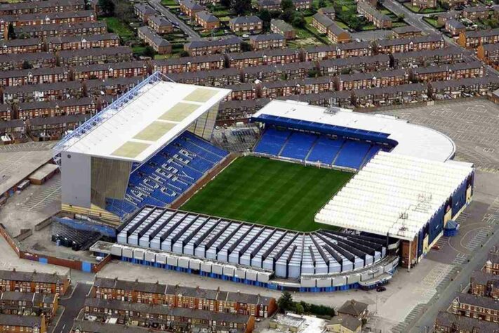 Maine Road - O local abrigou o Manchester City por 80 anos. Conhecido como o "Wembley do Norte", o estádio foi a casa do Manchester United em alguns períodos.