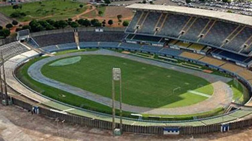 Estádio Mané Garrincha - Construído em 1974, o estádio se tornou casa de praticamente todos os times do Distrito Federal. Em 2010, o palco acabou sendo demolido para a construção do novo Mané Garrincha, que sediou jogos da Copa de 2014.
