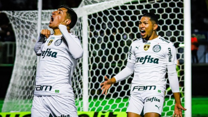 O Palmeiras buscou empate e saiu do Nabi Abi Chedid com o placar de 2 a 2 diante do Red Bull Bragantino, na noite deste sábado (3). Com o resultado, o líder Verdão pode ver o Flamengo encostar mais na tabela. Confira as análises das atuações individuais dos personagens da partida! (Por: Rafael Oliva)