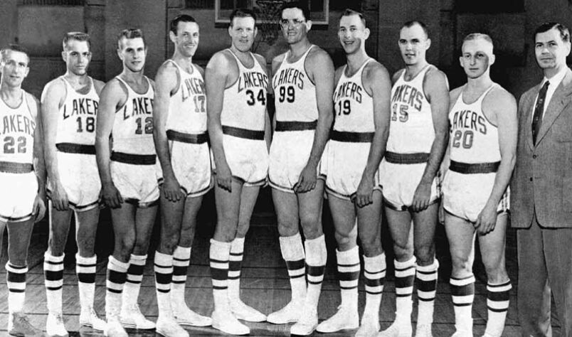 O Los Angeles Lakers, que ainda se chamava Minneapolis Lakers, era o atual campeão da NBA