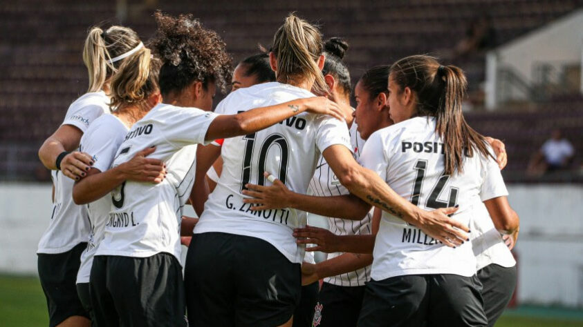 O Corinthians é campeão do Brasileirão Feminino 2022! Com gols de Jaqueline, Diany, Vic Albuquerque e Jheniffer, o Corinthians venceu o Internacional, por 4 a 1. O título garantiu a 4º conquista da liga nacional, aumentando mais ainda a vantagem como o time mais vitorioso da competição. Veja as notas das jogadores do Timão (Por Gabriel Teles).