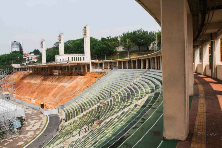 Pacaembu: o histórico estádio da cidade de São Paulo está concedido à iniciativa privada e passa por reformas. Uma das mudanças é a demolição do 'Tobogã', arquibancada do estádio. No lugar, um prédio de até cinco andares será construído, com um hotel. A previsão de entrega é janeiro de 2024. 