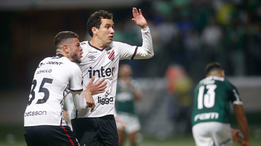 Athletico-PR - Esteve assustado e sem saber como parar o Palmeiras durante todo o primeiro tempo, mas a expulsão de Murilo fez com que o time saísse para o jogo e buscasse o placar que deu a classificação merecida no tempo normal.