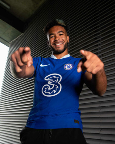 FECHADO - Reece James, lateral-direito de 22 anos, assinou com o Chelsea por mais seis temporadas. O inglês, por causa das suas atuações e pouca idade, era pretendido por alguns clubes.