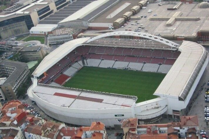 San Mamés - O estádio foi a casa do Athletic Bilbao por um século. Sua demolição em 2003 abriu espaço para um novo estádio, que recebeu o mesmo nome.