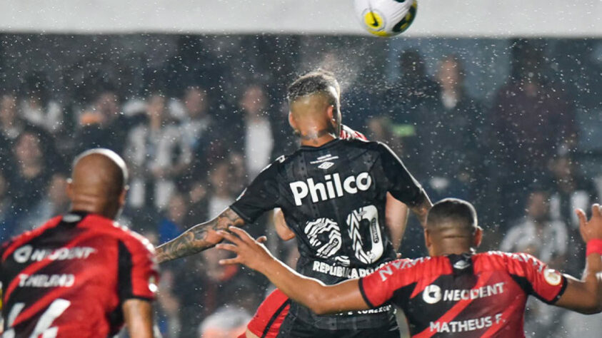 Jogadores da base fizeram a diferença e o Santos voltou a vencer no Brasileirão. Luan fez seu primeiro jogo como titular e marcou no triunfo do Peixe por 2 a 0 contra o Athletico Paranaense. Veja as notas a seguir.