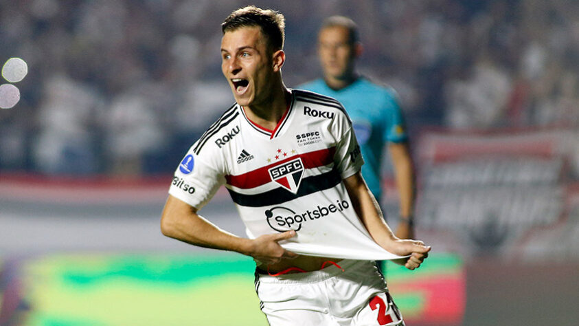 Na Sul-Americana, o São Paulo encarou o Atlético-GO na semifinal. O Tricolor perdeu por 2 a 0 no primeiro jogo em Goiânia, mas devolveu o placar no Morumbi. O clube paulista se classificou para a final nas penalidades.