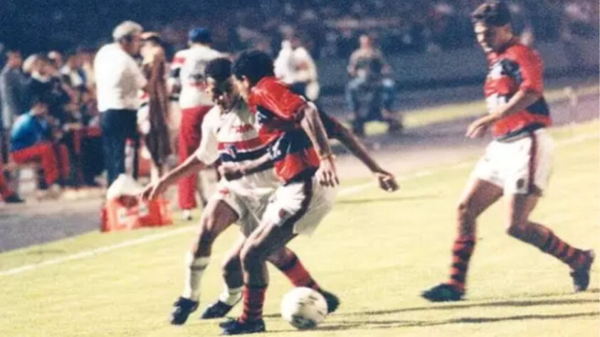 De novo em 1993, o São Paulo estreou na Supercopa da Libertadores, que reunia os campeões da principal competição continental. E já deixou os eu cartão de visitas. Foi campeão sobre o Flamengo. Após dois empates por 2 a 2, levou a taça no Morumbi, nos pênaltis.