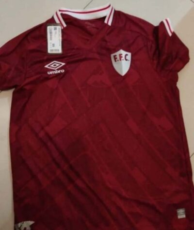 FLUMINENSE - Terceira camisa para 2022/23 será grená e tem o escudo retrô, como na camisa especial dos 120 anos. Nesta semana, uma camisa grená vazou na web, mas jornalistas apontam que alguns detalhes são diferentes.