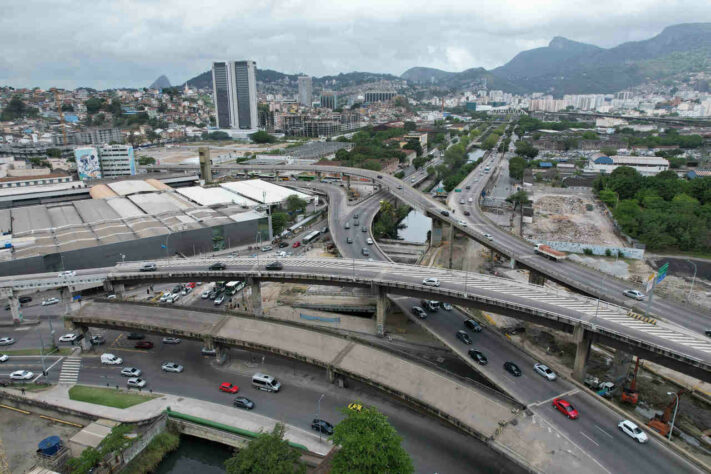 A área é "cortada" pelas principais vias de entrada e saída do Rio de Janeiro, como a Ponte Rio-Niterói, Linha Vermelha e Avenida Brasil.