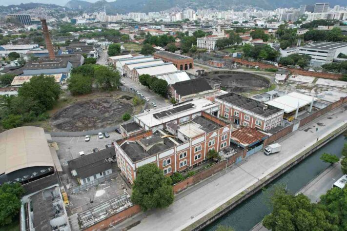 As marcas mais escuras, redondas, no chão e a chaminé laranja ajudam a identificar o terreno onde funcionava o Gasômetro do Rio de Janeiro.