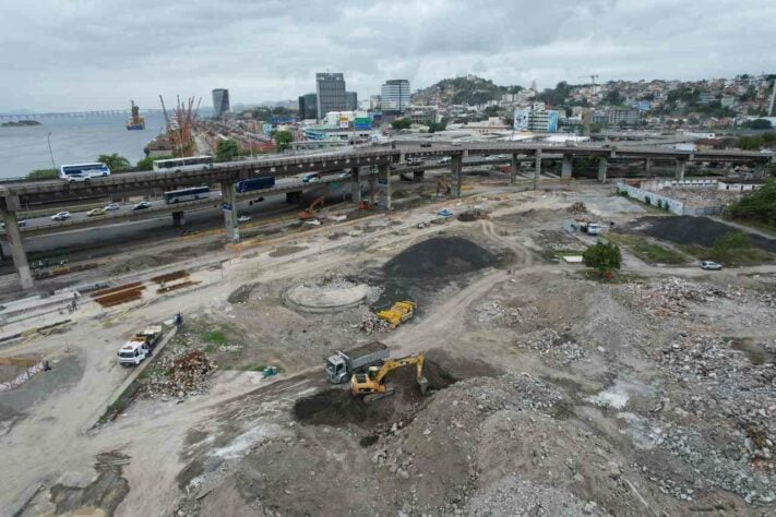  Ao lado do antigo Gasômetro, está sendo construído o Terminal Intermodal Gentileza, que será uma estação de integração do BRT TransBrasil, do VLT e de ônibus municipais.