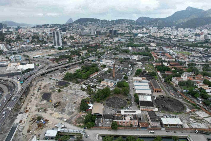 Imagem aberta com o terreno do Gasômetro e a cidade do Rio de Janeiro ao fundo.