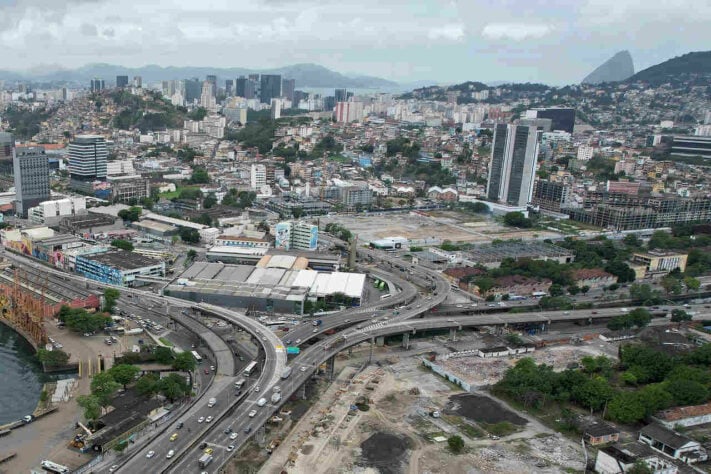 As obras do Terminal Intermodal Gentileza, à direita abaixo, e a Rodoviária Novo Rio, ao centro.