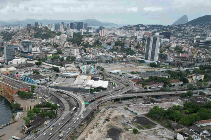 As obras do Terminal Intermodal Gentileza, à direita abaixo, e a Rodoviária Novo Rio, ao centro.