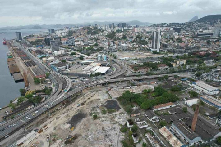 A Rodoviária Novo Rio se encontra a menos de um quilômetro de distância do antigo Gasômetro, cujas instalações foram desativadas em 2005 e desmontadas no ano seguinte.