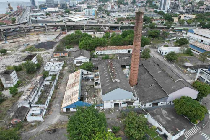 A chaminé laranja marca o cenário de quem chega ao Rio de Janeiro vindo de Niterói, por exemplo. Os tanques de armazenamento faziam o mesmo, mas foram desmontados há alguns anos.