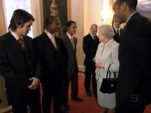 A especulação quanto à torcida pelo Arsenal ganhou maior proporção após visita do elenco dos Gunners foram até o Castelo de Buckingham, em 2007, para visitar Elizabeth II. O evento foi uma forma de compensar a ausência da Rainha na cerimônia de inauguração do Emirates Stadium, quatro meses antes.