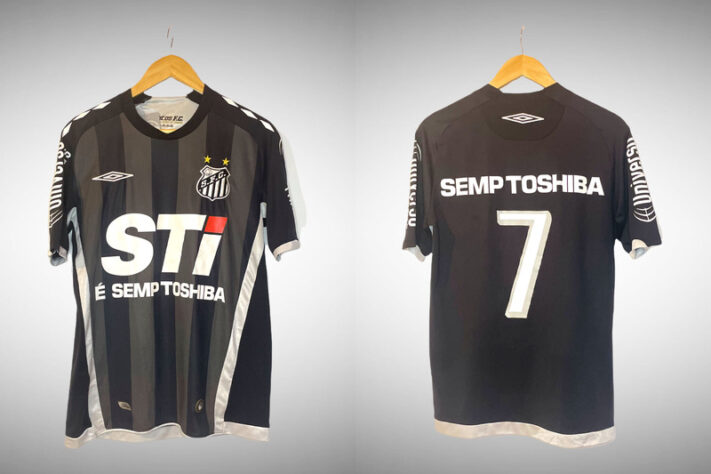 Ano: 2009 - Fornecedora esportiva: Umbro - Cores: preto e cinza
