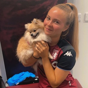 Alisha também é reconhecida pelo carinho com seu pet, o cachorro Jackylinho, que tem até perfil no Instagram, com 8 mil seguidores. Jackylinho é um Lulu da Pomerânia nascido no início da pandemia da Covid-19, em março de 2020.