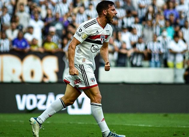 O São Paulo venceu o Ceará por 2 a 0, gol de Calleri e Bustos, no Castelão, na tarde deste domingo (18), pela 27ª rodada do Campeonato Brasileiro. O resultado deu um alívio ao time paulista, que precisava da vitória para se afastar da zona de rebaixamento, chegou a 34 pontos, enquanto o Vozão permanece com 31 e em situação complicada. Veja as notas (por Rafaela Cardoso)